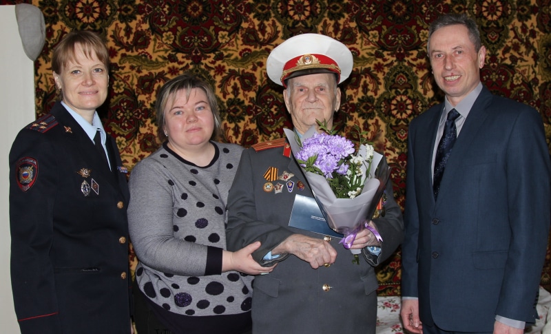 Сотрудники УМВД России по Костромской области поздравили с 95-летием майора милиции в отставке