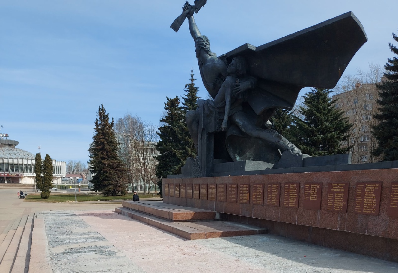 Костромичи возмутились состоянием Монумента Славы в городе