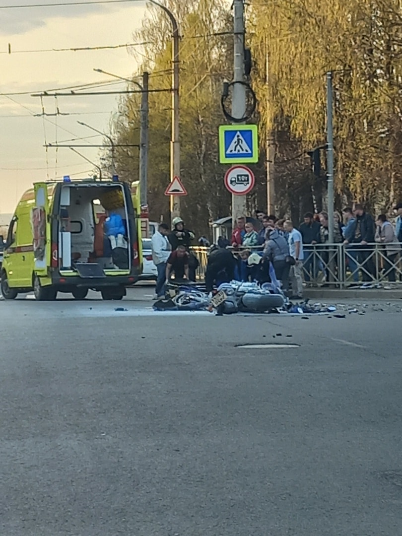 В Костроме мотоциклист попал в реанимацию после страшного столкновения с Ладой Грантой
