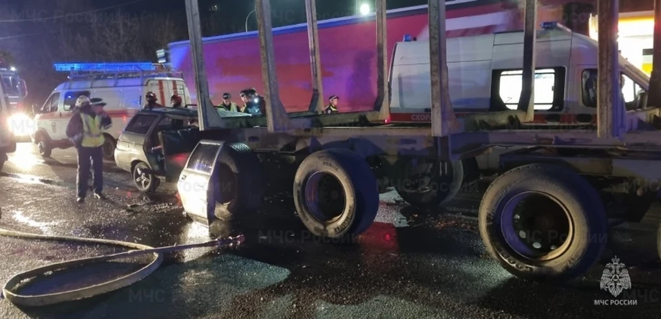 Два человека госпитализированы после страшной аварии с грузовиком в Костроме