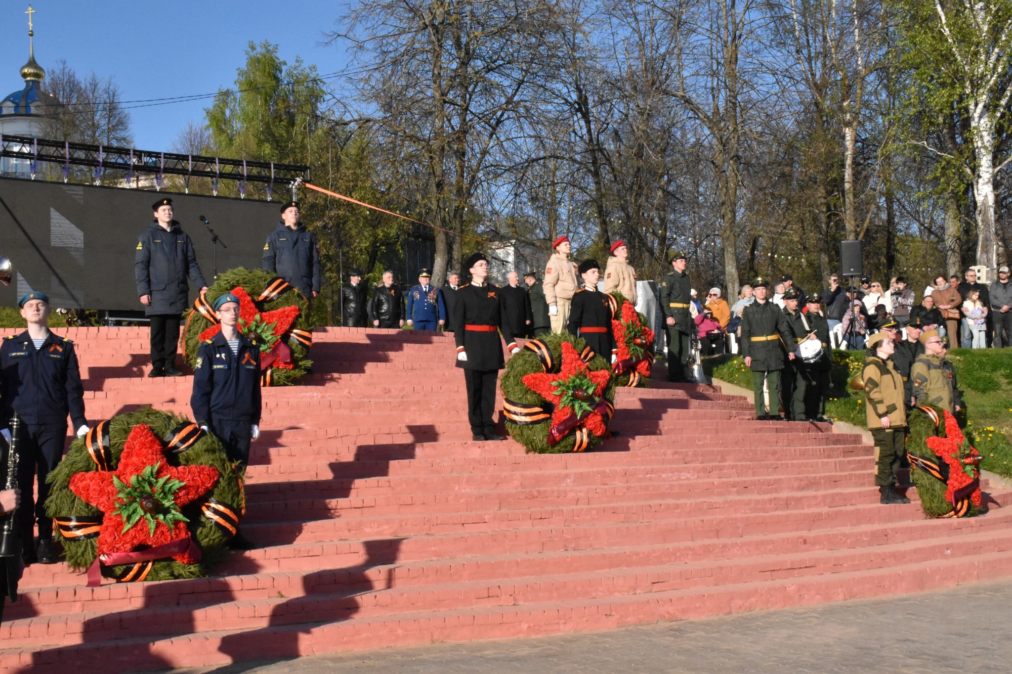 Костромичи пустили по Волге венки в честь Дня Победы