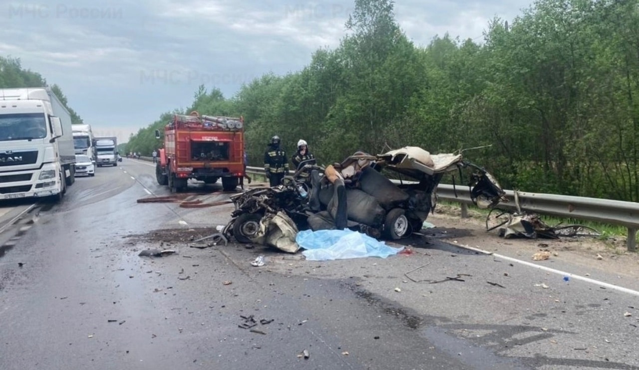 Под Костромой фура упала на легковой автомобиль, водитель погиб на месте