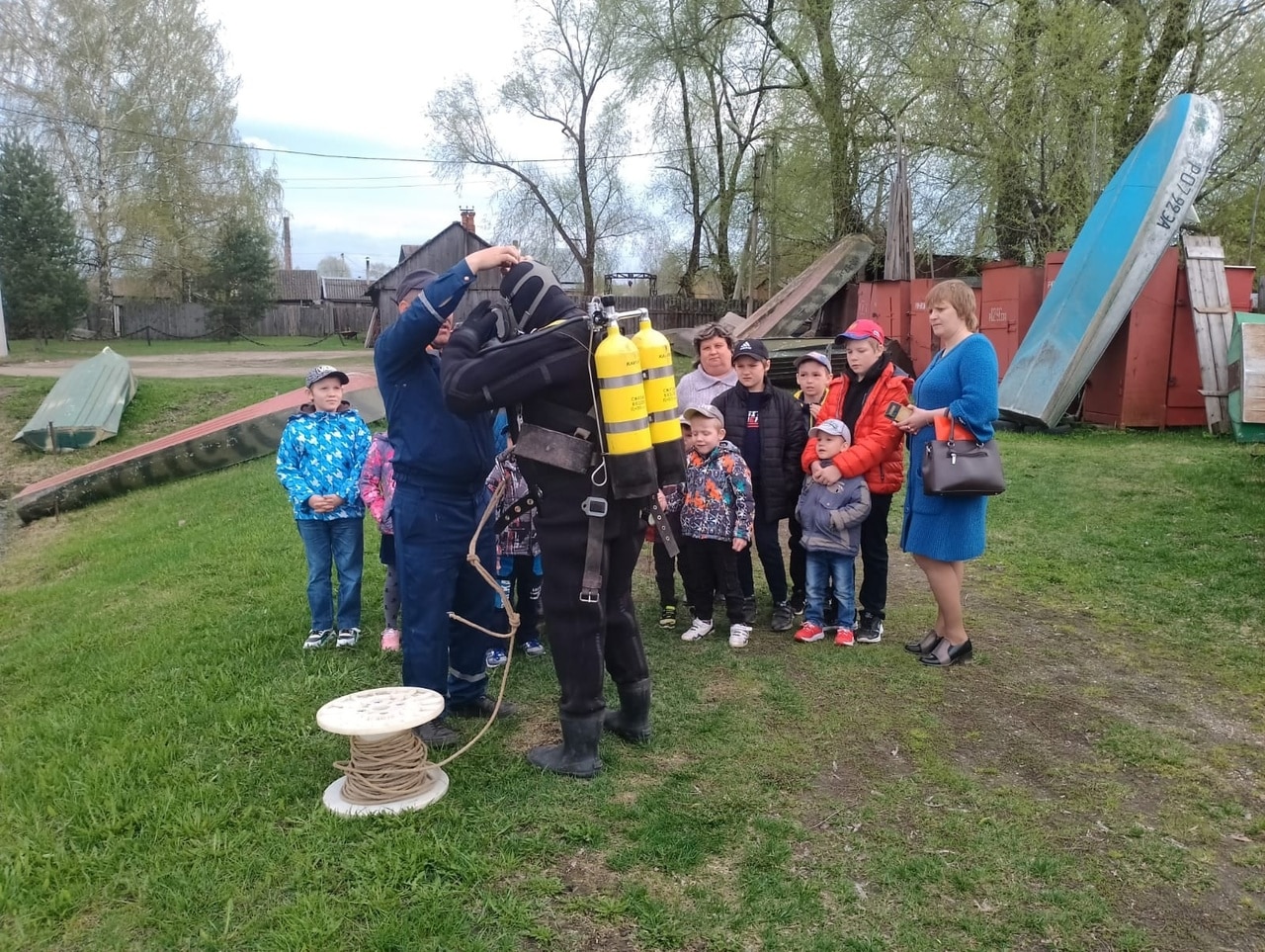 Костромские спасатели достали со дна реки конфеты и накормили ими детей