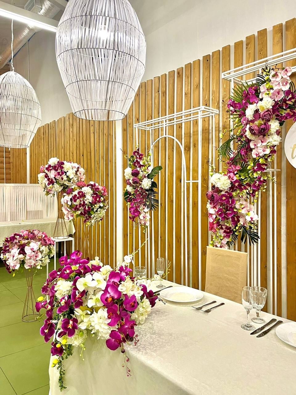 Костромское кафе «Валенок» предлагает к аренде свадебные арки и дарит подарки молодожёнам