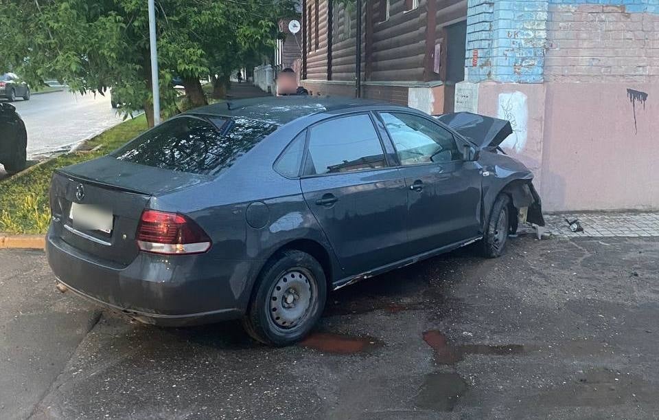 В Костроме на улице Долматова иномарка врезалась в здание
