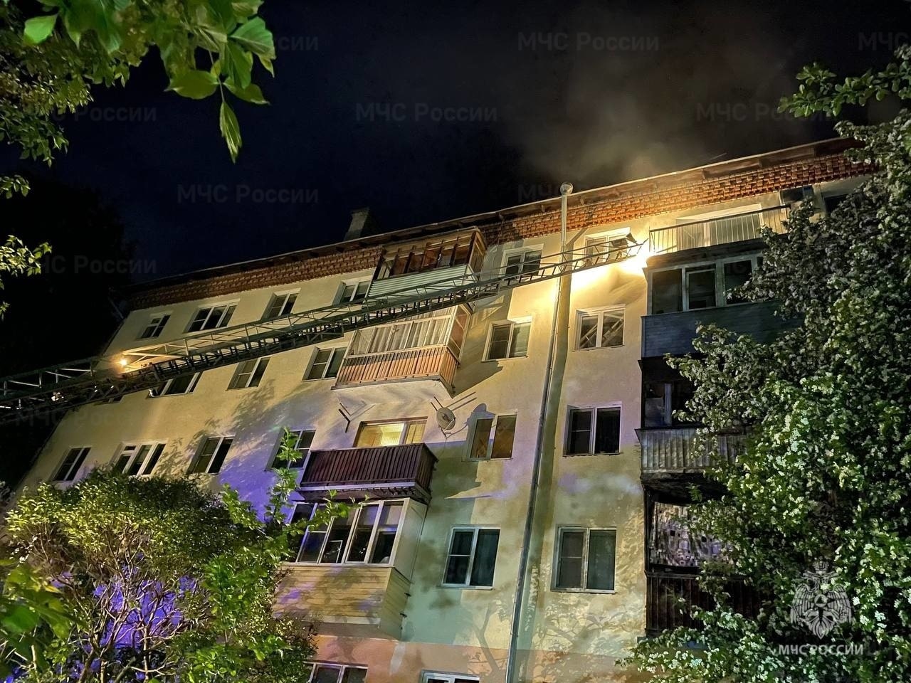 Из горящей многоэтажки на улице Гагарина в Костроме эвакуировали 23 человека