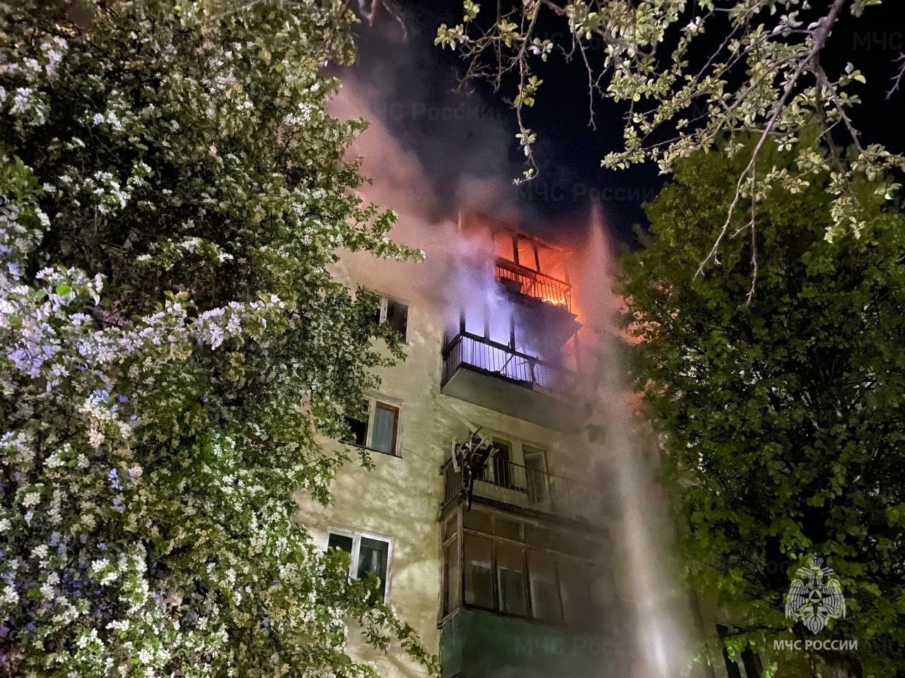 На улице Гагарина в Костроме загоревшуюся квартиру не могли потушить более трёх часов