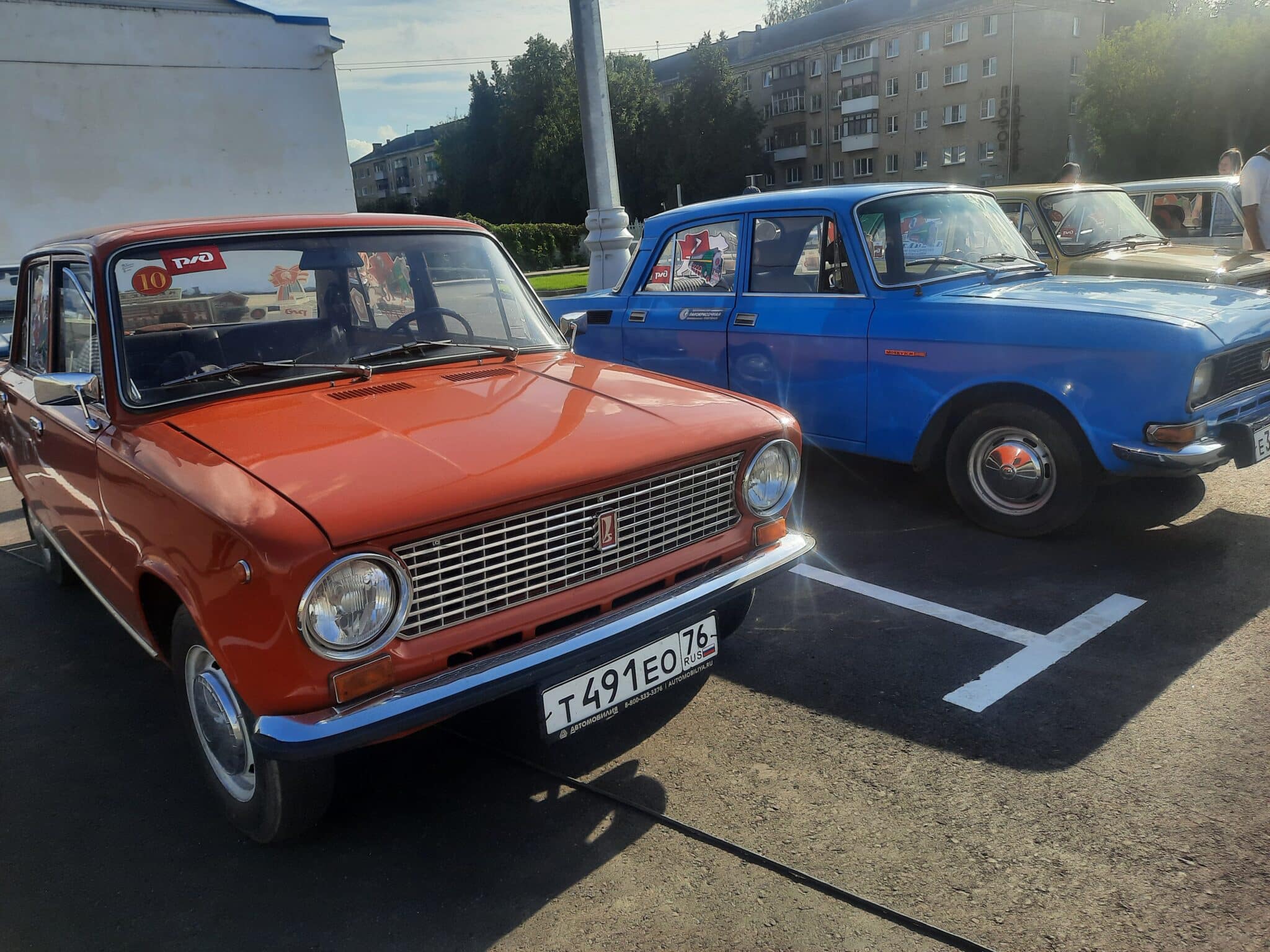Стильные ретро автомобили приехали в Кострому в день рождения Северной железной дороги