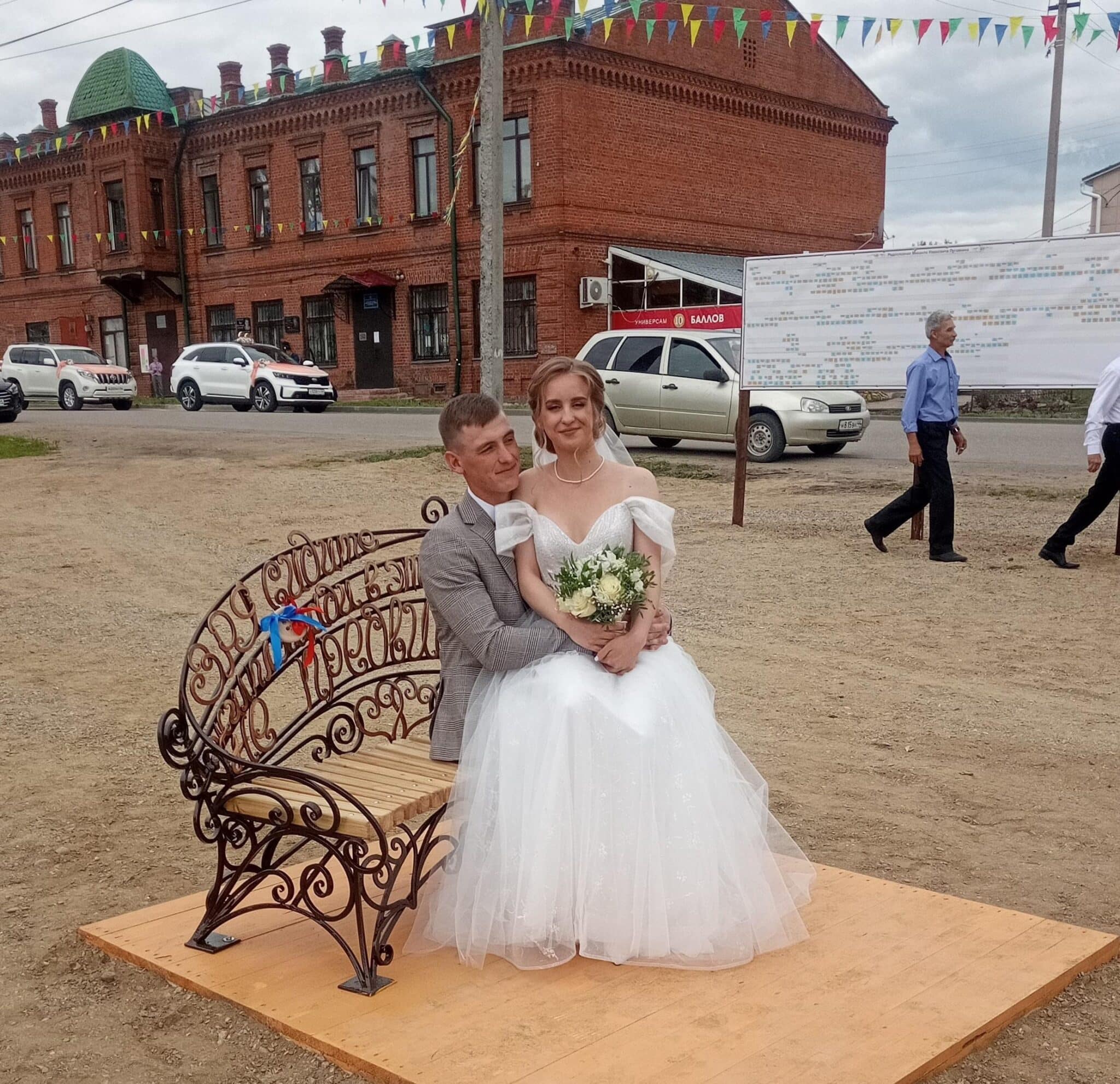 В Костромской области открыли ещё одну скамейку для влюблённых