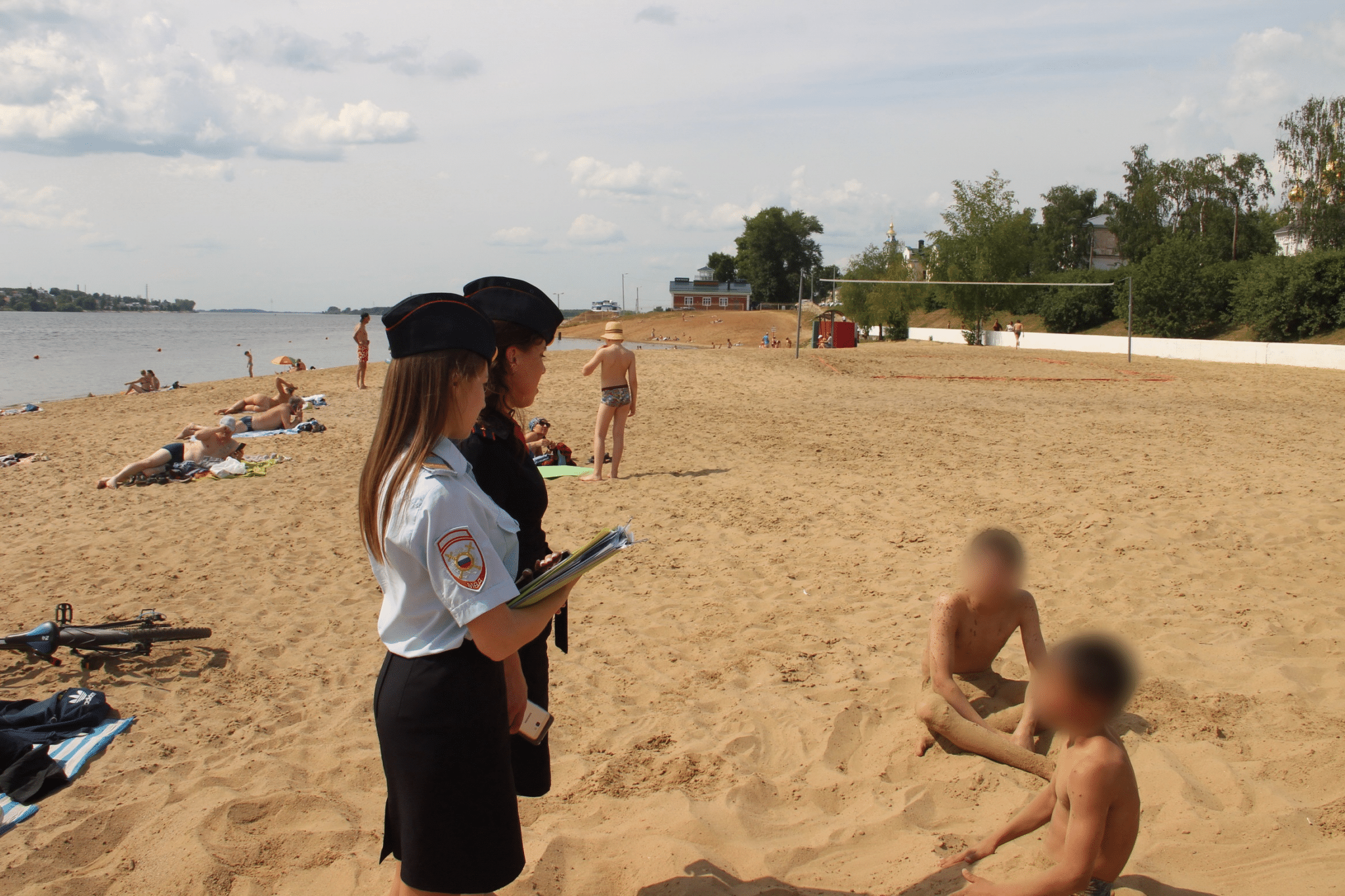 Специалисты обходят все пляжи Костромы, чтобы напоминать гражданам о правилах безопасности на водоемах