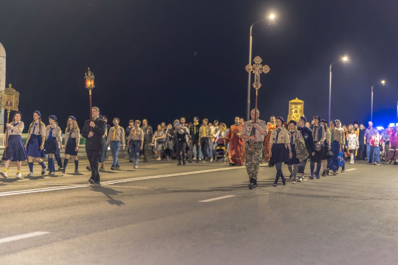 Ночью 17 июля сотни костромичей вышли на улицы города ради крестного хода с иконой
