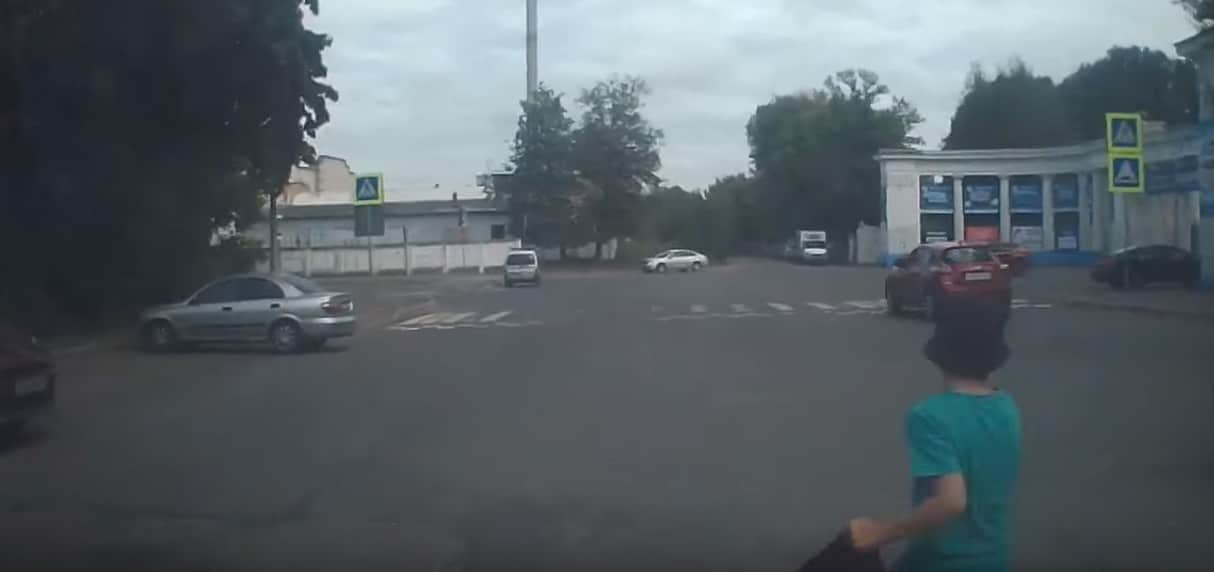 Мальчик прыгнул прямо под колёса машины в Костроме