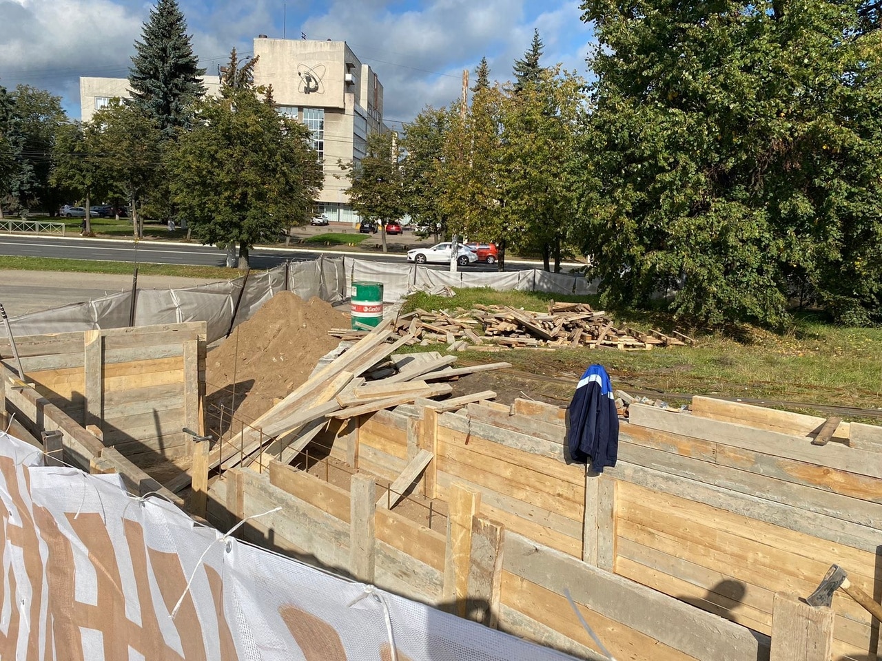 У цирка в Костроме начали класть тротуарную плитку