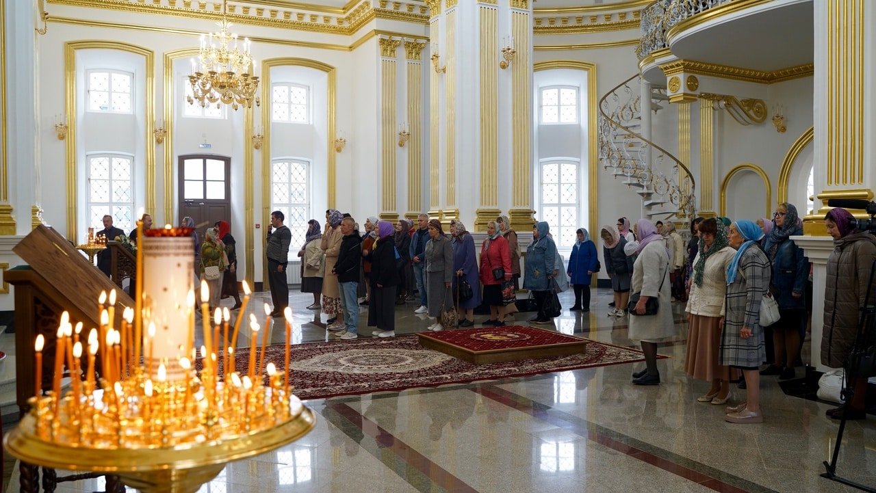 В день Воздвижения Креста Господня в Костромском кремле прошла первая служба