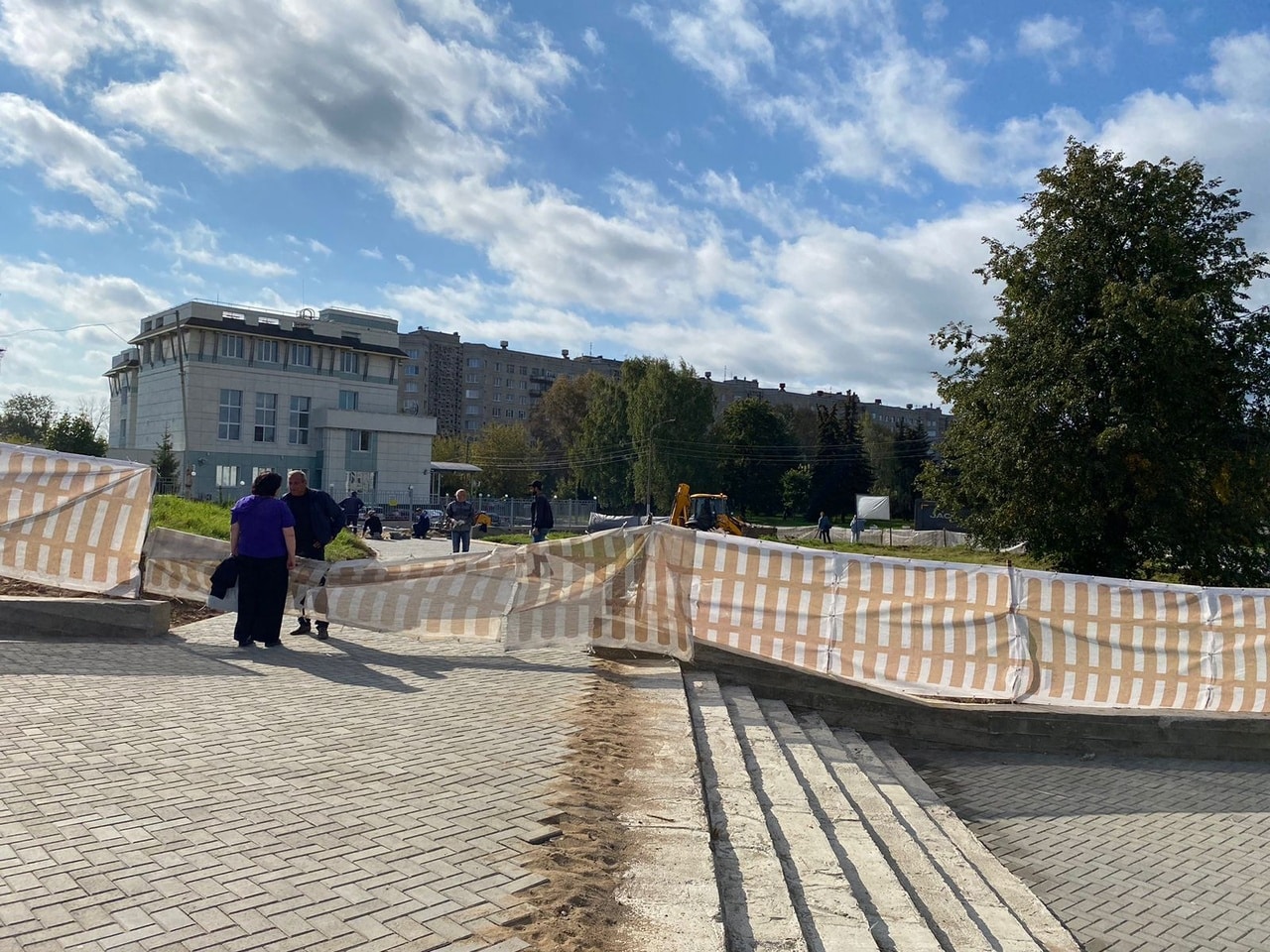 У цирка в Костроме начали класть тротуарную плитку