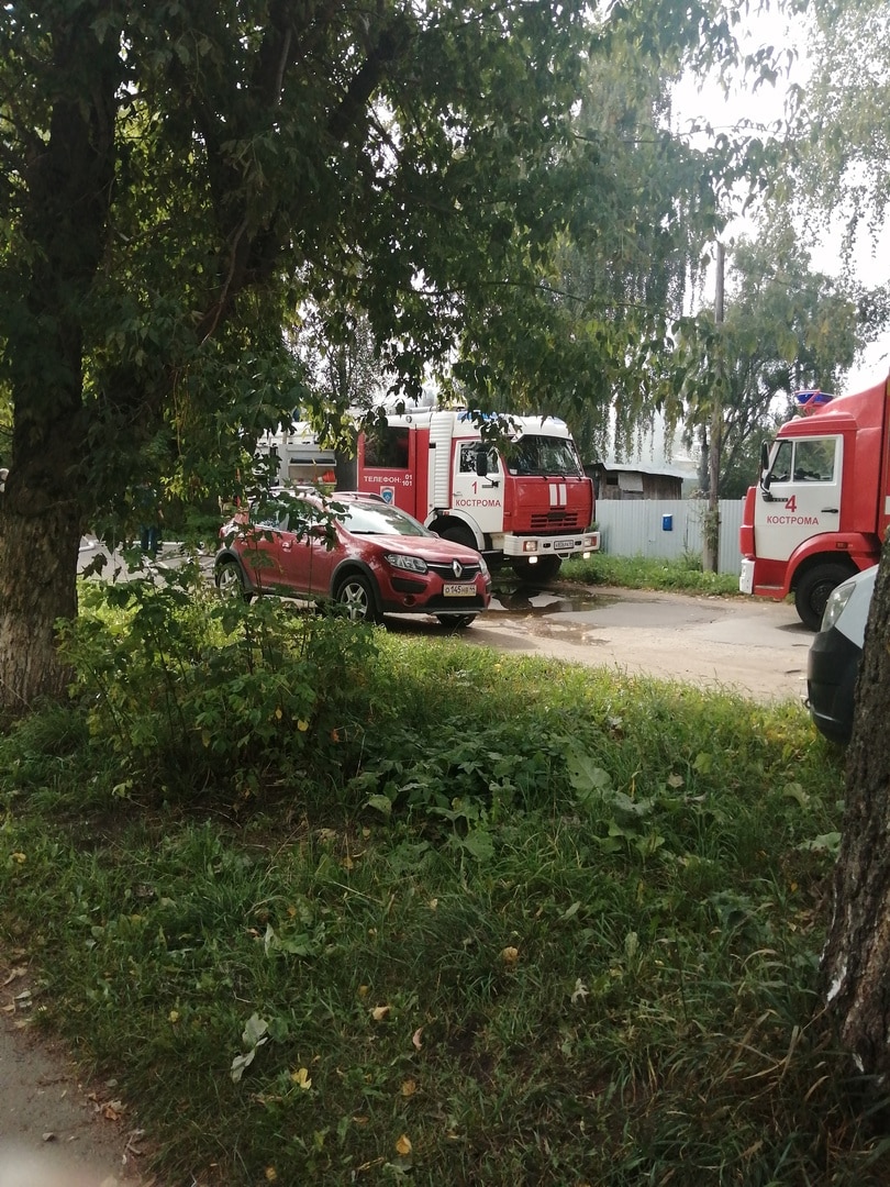 Пожар на улице Дружбы в Костроме пытаются потушить шесть спецмашин