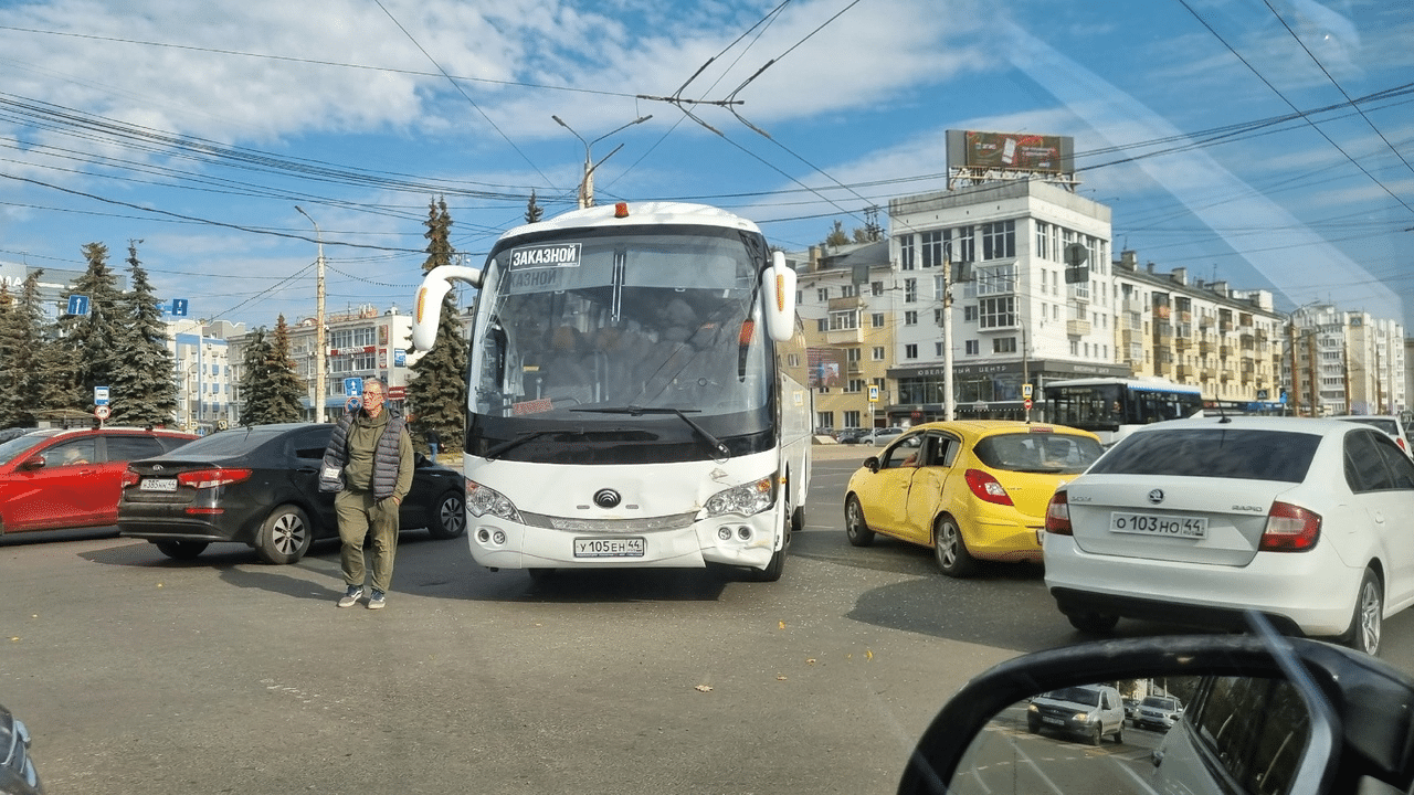 В Костроме желтый Опель столкнулся с белым автобусом