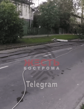 В Костроме на Лагерной упали два столба с электрическими проводами