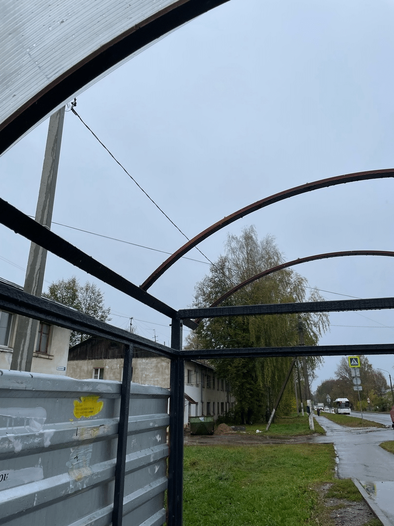 Костромичи мокнут под дождем на автобусных остановках