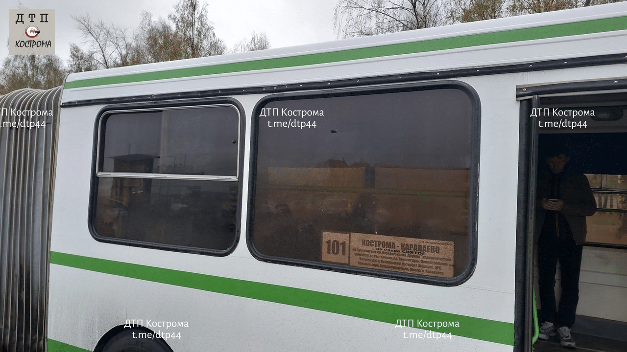 В Костроме подростки-хулиганы разбили окно 101 автобуса