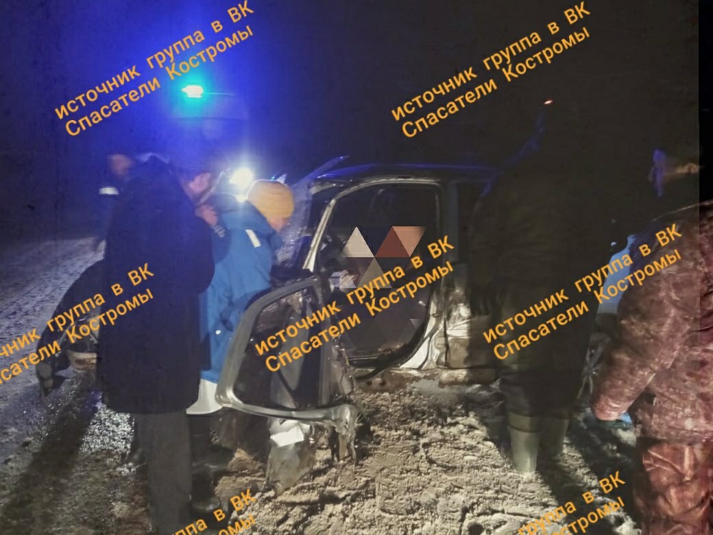 После столкновения машин на костромской трассе госпитализировали двух человек