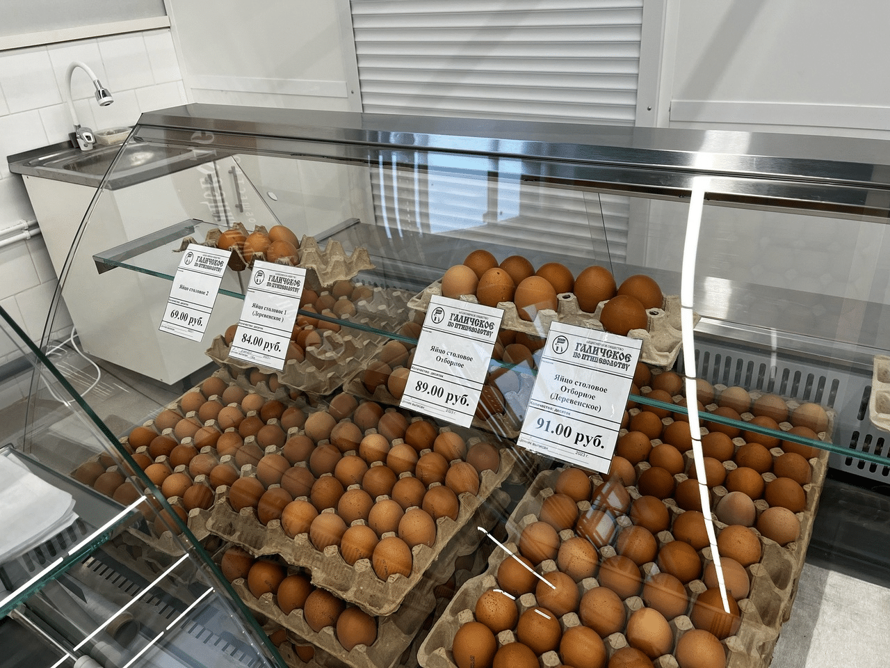 Не простые, а золотые: цены на яйца шокируют костромичей