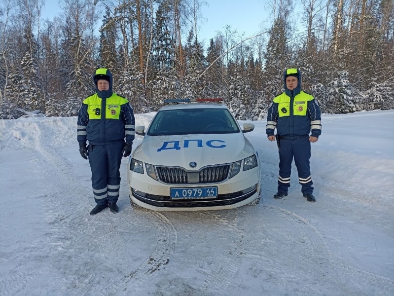 Костромские госавтоинспекторы не дали семье замёрзнуть на трассе