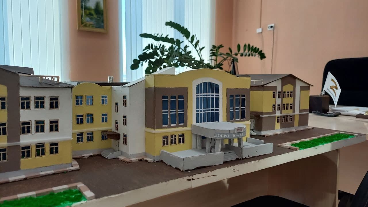 Костромская девятиклассница сделала гигантский макет школы №44