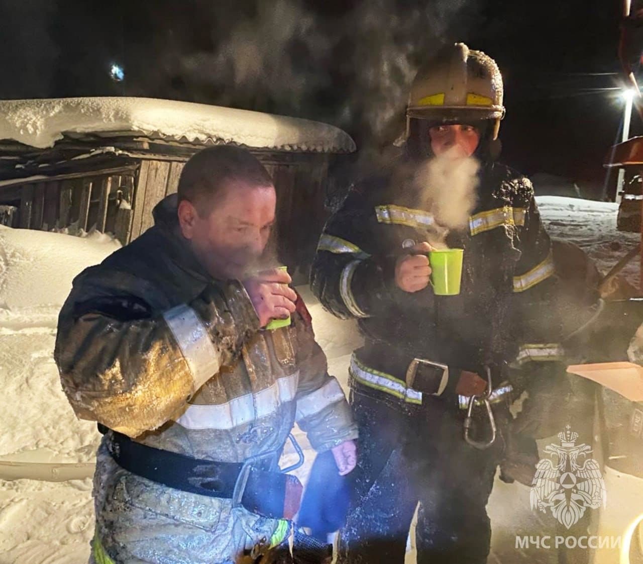 Жители костромской деревни напоили пожарных чаем со сладостями