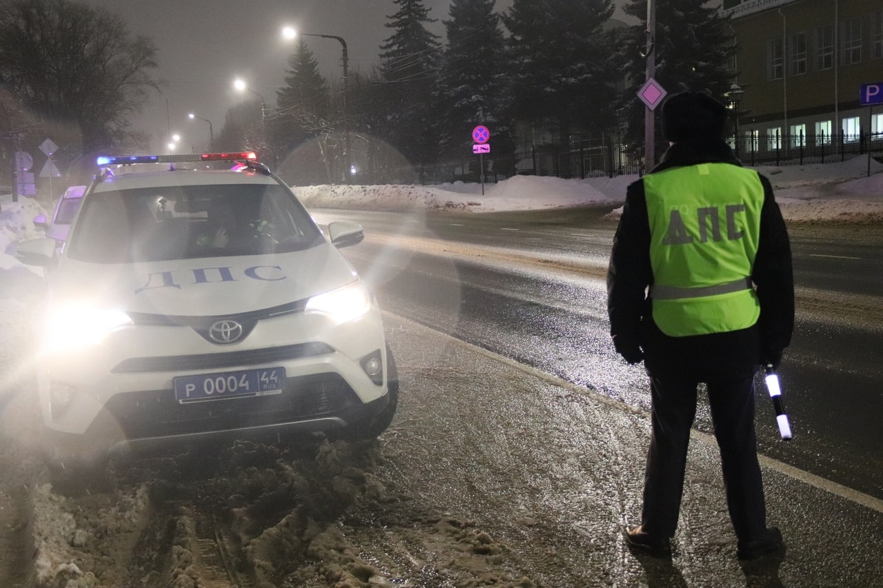 Костромские госавтоинспекторы ловят нарушителей во время дорожных рейдов
