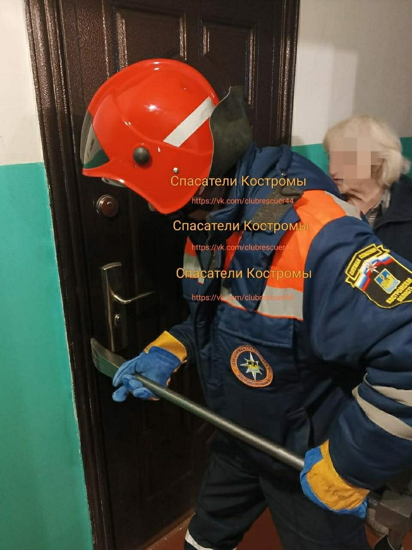 Костромские спасатели помогли застрявшей в квартире бабушке