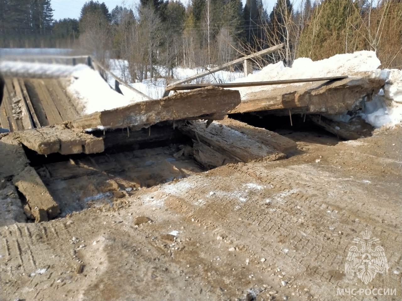 В Костромской области восстановили разрушенную лесовозом переправу