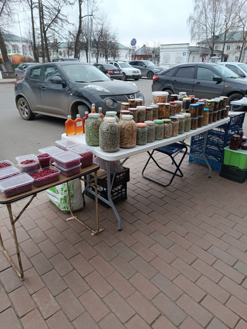 В Костроме у рынка пресекли продажу неизвестных солений