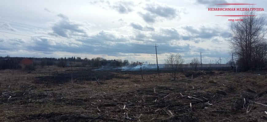 Страшный пожар едва не уничтожил частные дома и ферму под Костромой