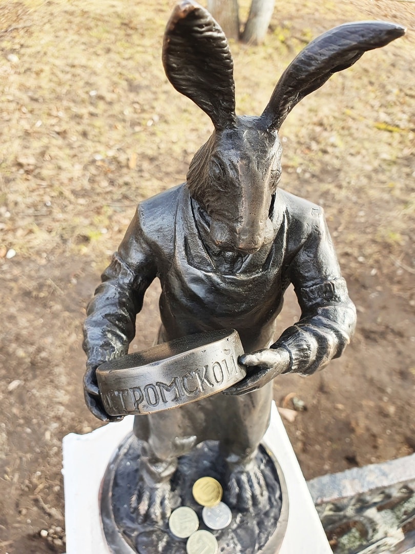 В центре Костромы появился заяц с головкой сыра