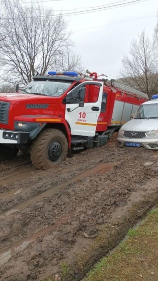 В Шарье полицейская и пожарные машины утонули в грязи по пути на вызов