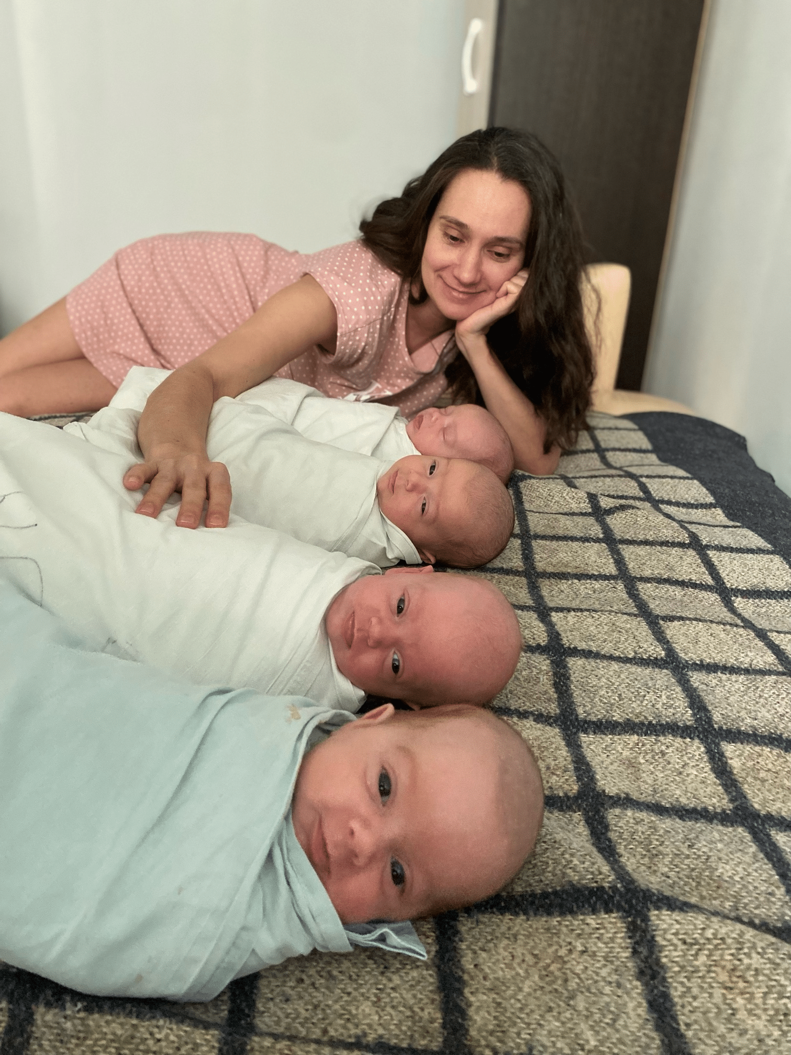Жительница Костромы вместе с четвернёй новорождённых возвращается домой