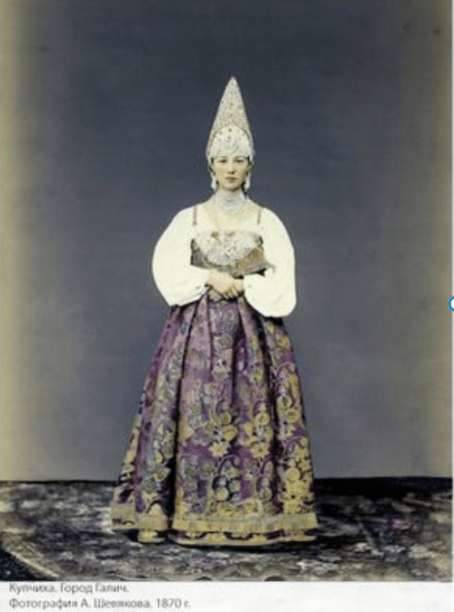 Самарская мастерица воссоздала старинный костюм костромской купчихи