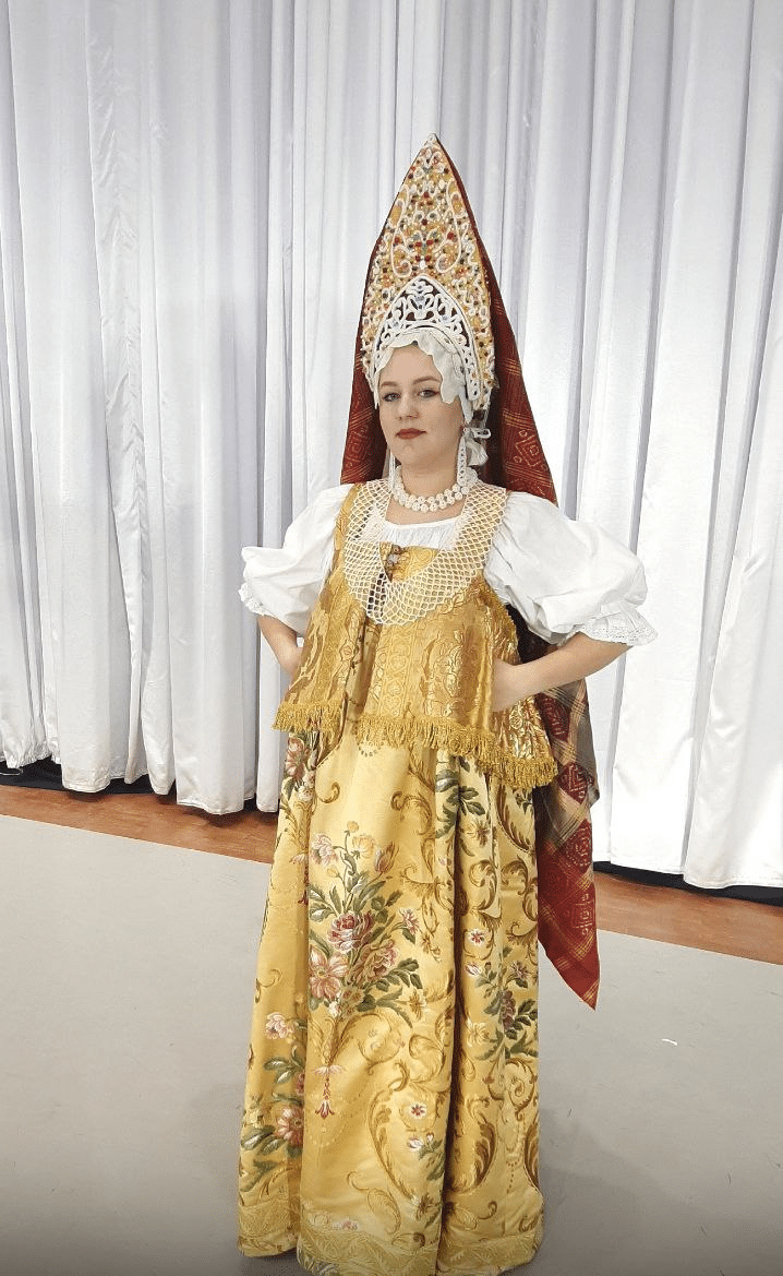 Самарская мастерица воссоздала старинный костюм костромской купчихи