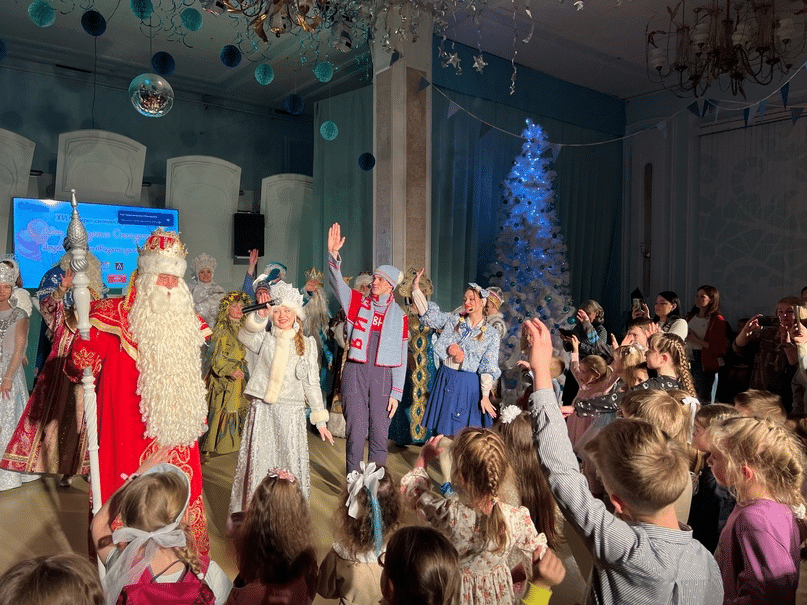 Костромской Снегурочке Дед Мороз не разрешает выходить замуж