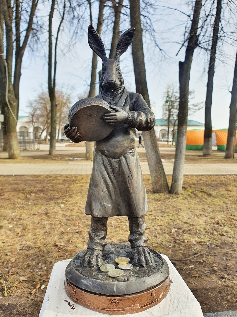 В центре Костромы появился заяц с головкой сыра