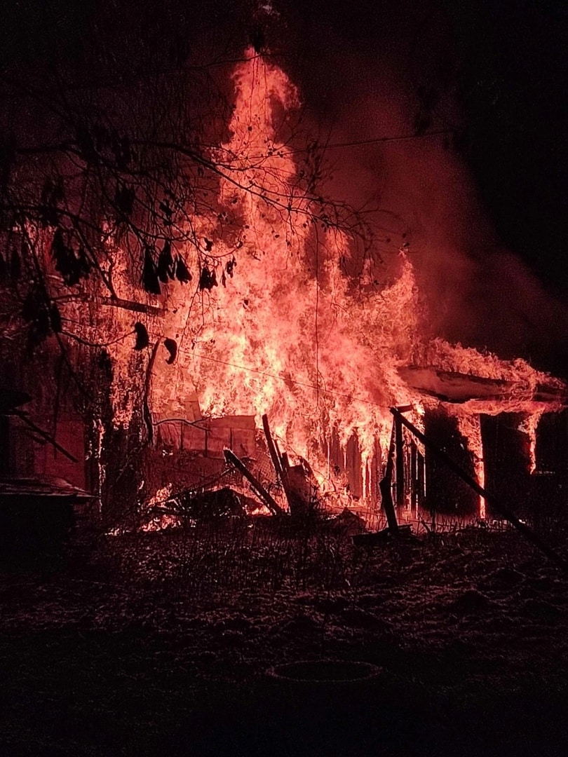 Ночной пожар уничтожил жилой дом в Костромской области
