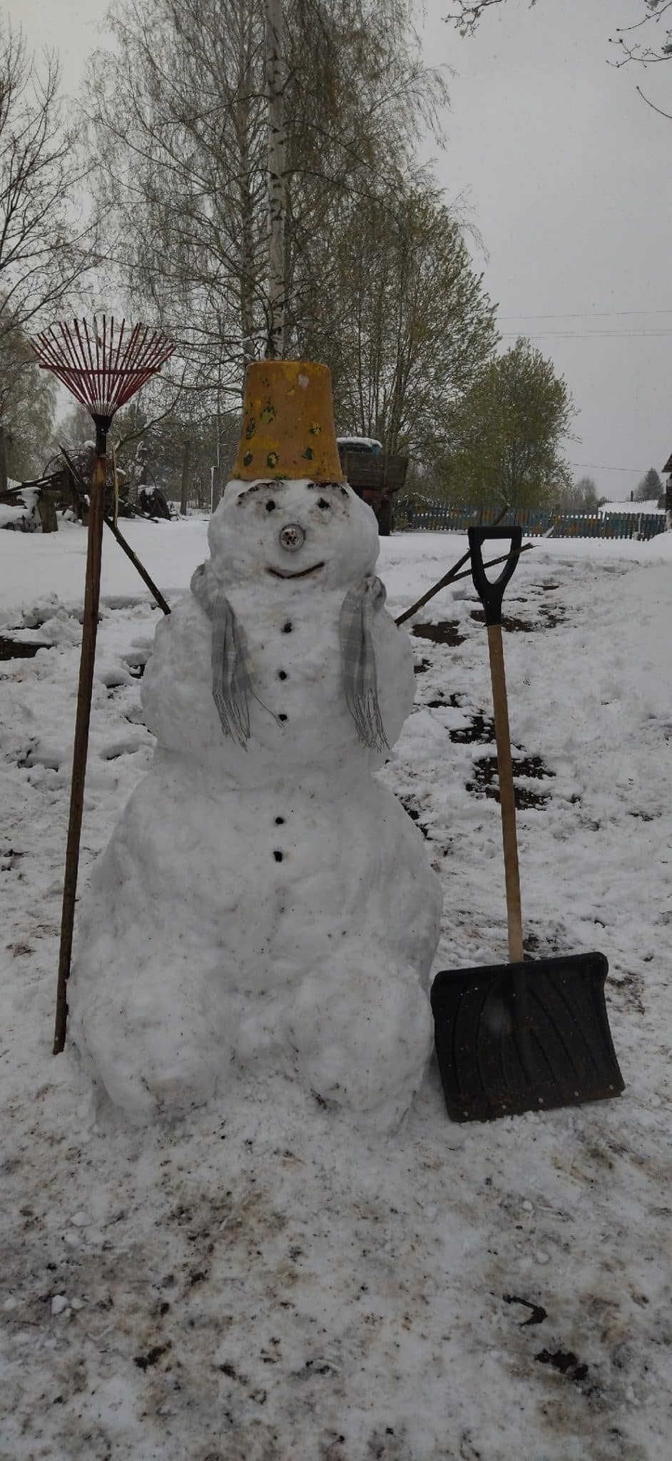 В Костромской области 8 мая лепят снеговиков