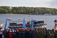Венки Победы спустили на Волгу в Костроме под звон колоколов кремля