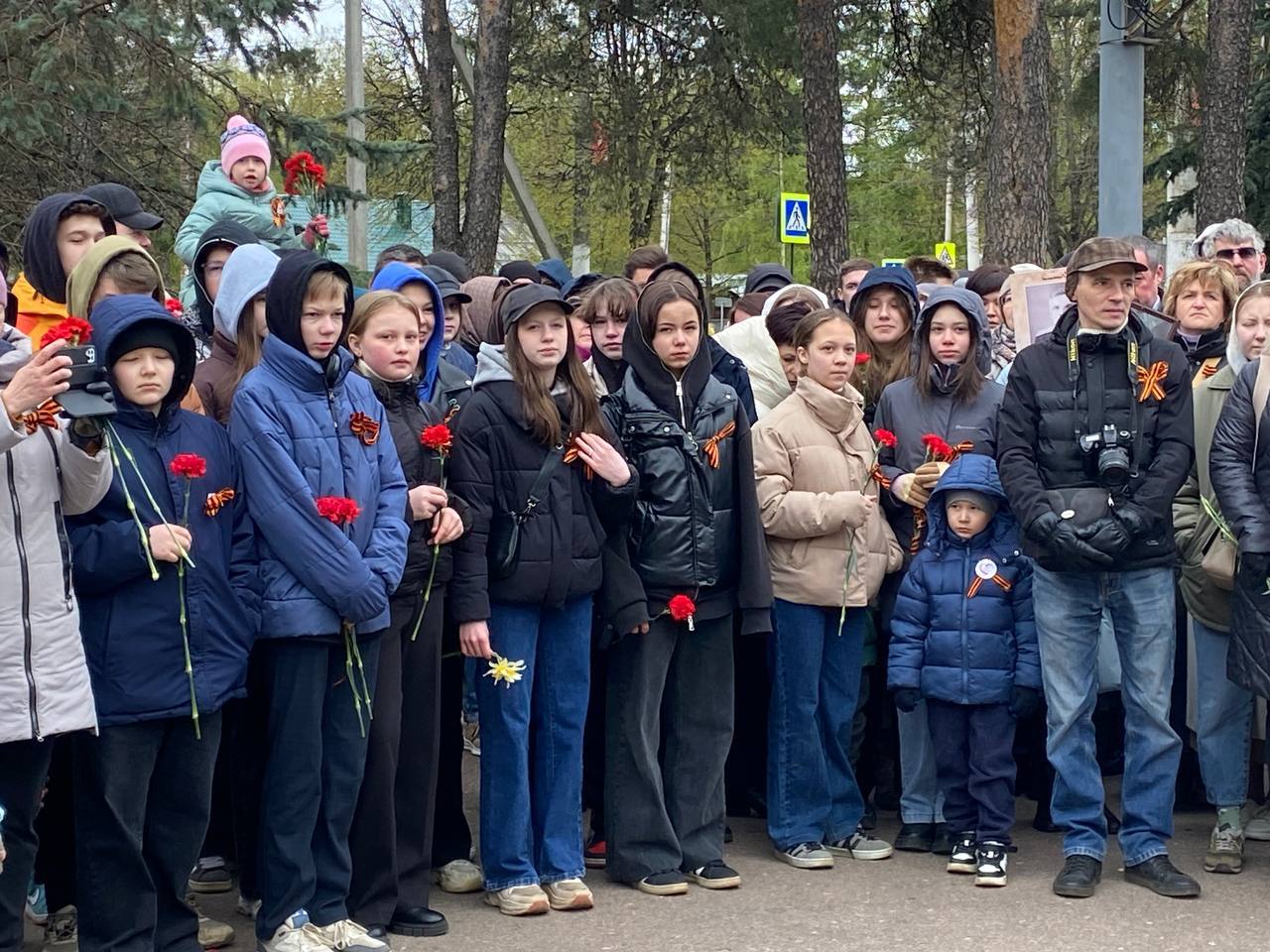 Сотни людей возложили цветы к «Вечному огню» в Костроме