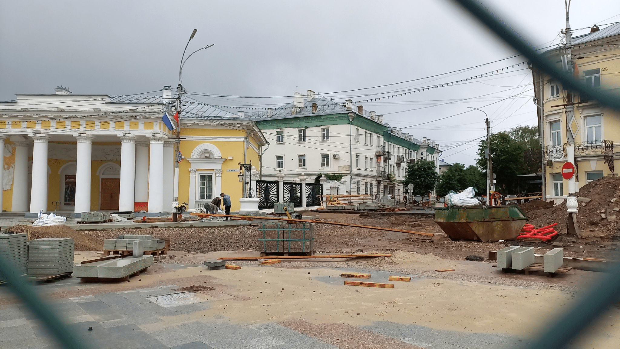 Успеть до Дня области: в Костроме завершают ремонт Сусанинской площади •  TOP24 • Кострома