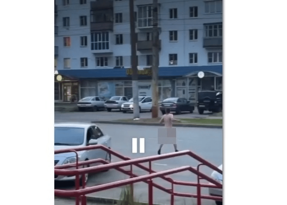 В Костроме голый мужчина надел бабушке ведро на голову
