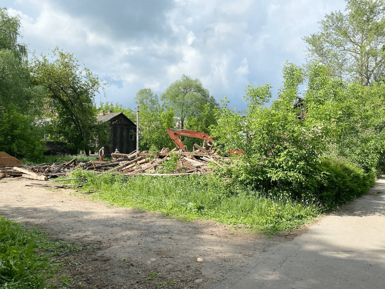Сгоревший дом на улице Ленина в Костроме снесли