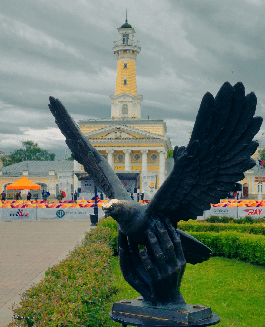 Не Нуар, но тоже что-то: статуи в Костроме, которые можно потереть