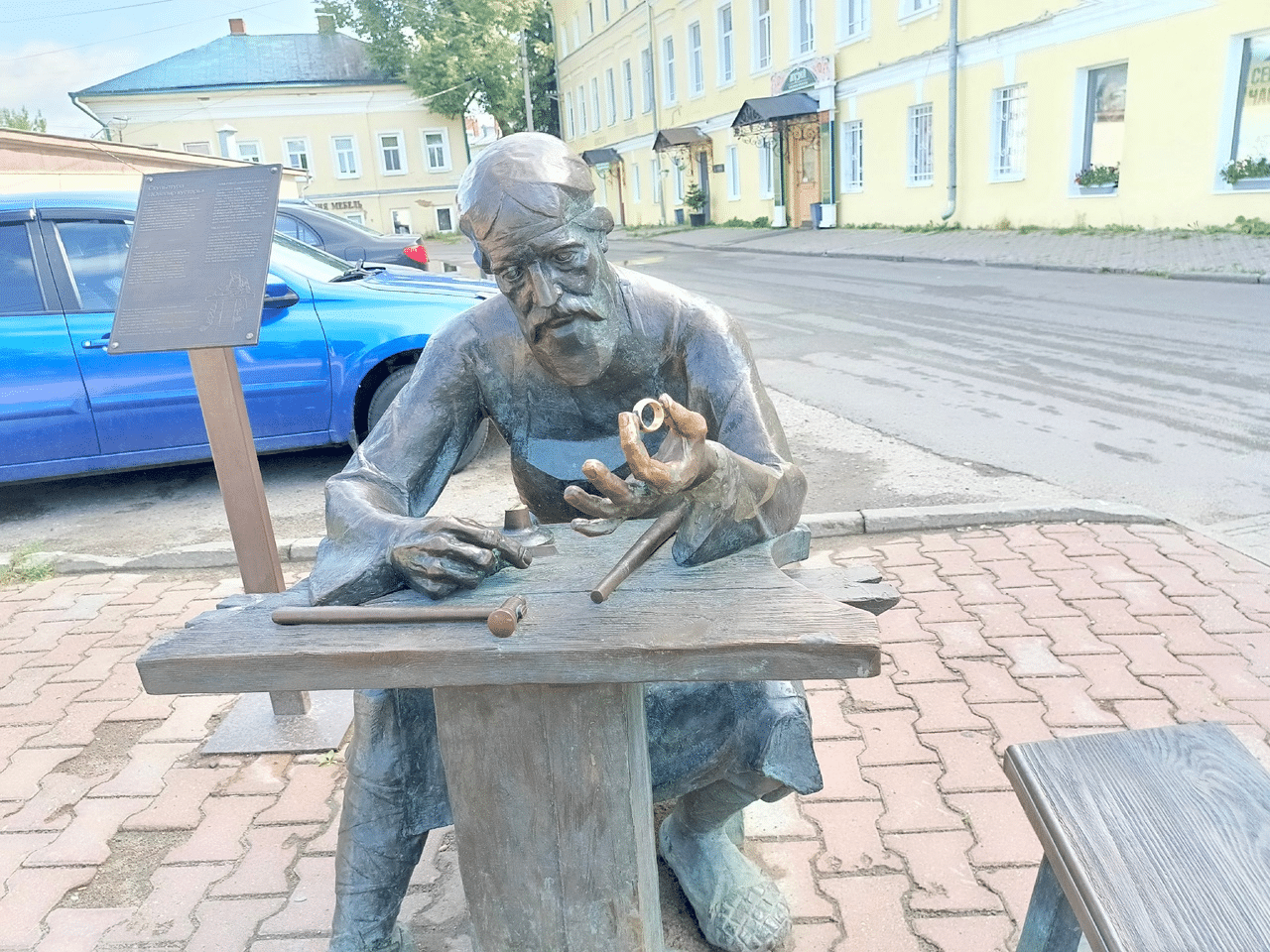 Не Нуар, но тоже что-то: статуи в Костроме, которые можно потереть